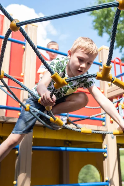 Eğleniyor ve açık parkta tırmanma yakışıklı.