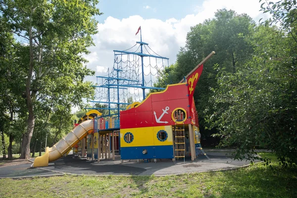 Kolorowy plac zabaw w parku — Zdjęcie stockowe