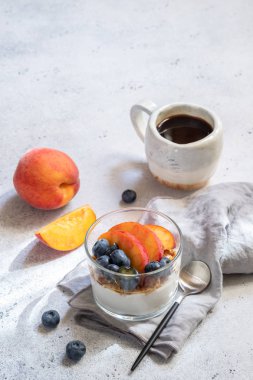 Granola ve yoğurt taze çilek ile