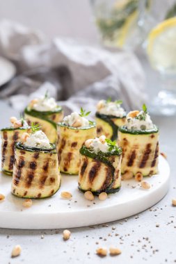 Kızarmış kabak krem peynir ile doldurulmuş rulo