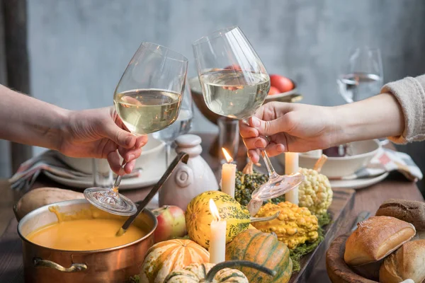 Mesa de otoño con calabazas. Cena de Acción de Gracias y decoración de otoño . —  Fotos de Stock