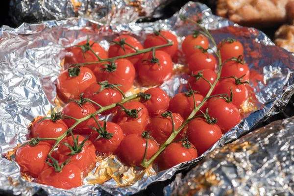 Grillade tomater med olivolja, vitlök, salt och peppar — Stockfoto