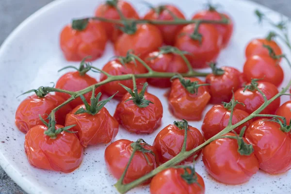 Tomates a la parrilla con aceite de oliva, ajo, sal y pimienta —  Fotos de Stock