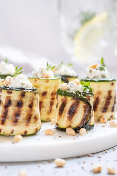 Rotoli di zucchine grigliate ripieni di crema di formaggio — Foto Stock