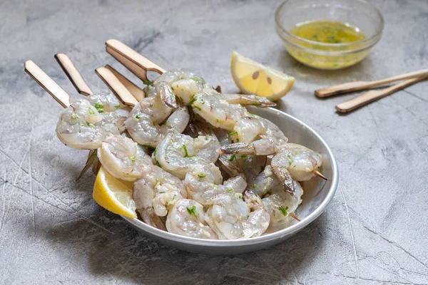 Camarones crudos en tijeras de madera — Foto de Stock