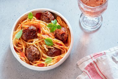 Köfte ve domates soslu spagetti.