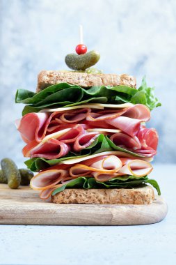 Jambon, Şarküteri et ve sebze ile büyük sandviç