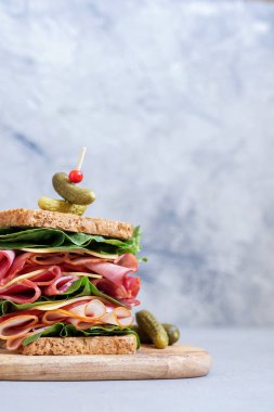 Jambon, Şarküteri et ve sebze ile büyük sandviç