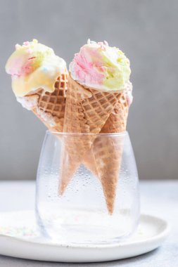 Renkli tek boynuzlu at dondurma koniler