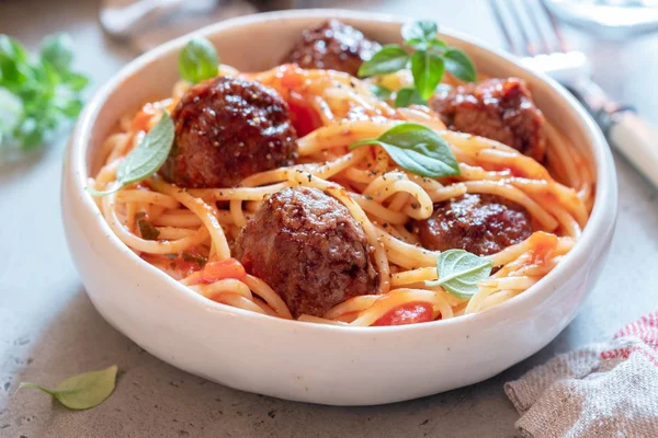 Köfte ve domates soslu spagetti. — Stok fotoğraf