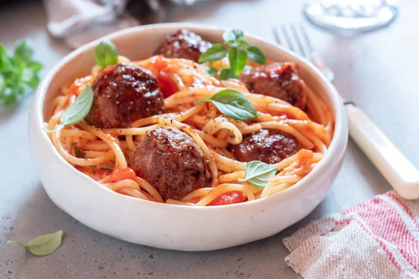 Köfte ve domates soslu spagetti.