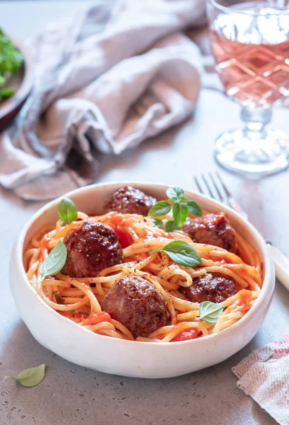 Spaghetti met gehaktballen en tomatensaus — Stockfoto