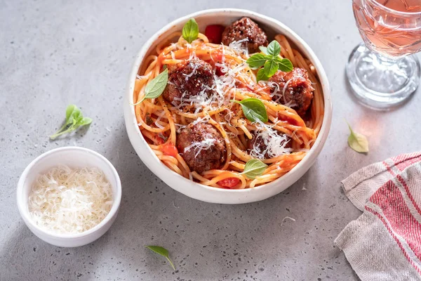 Spaghetti met gehaktballen en tomatensaus — Stockfoto