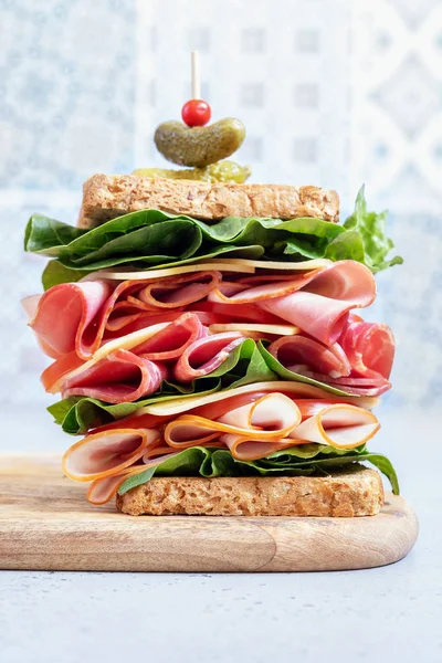 Velký sendvič s šunkou, uzeniny a zeleniny — Stock fotografie
