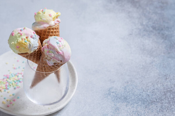 Красочные конусы мороженого из единорога
