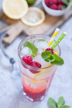 Frambuazlı limonata. Buzlu yaz içeceği.