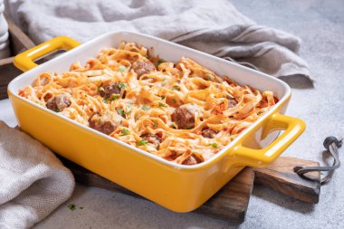 Köfte ile pişmiş makarna