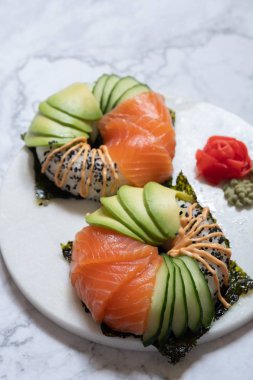 Suşi donuts somon avokado ve salatalık ile