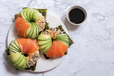 Suşi donuts somon avokado ve salatalık ile