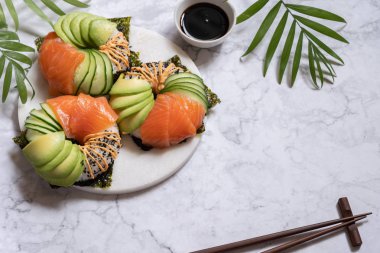 Suşi donuts somon avokado ve salatalık ile