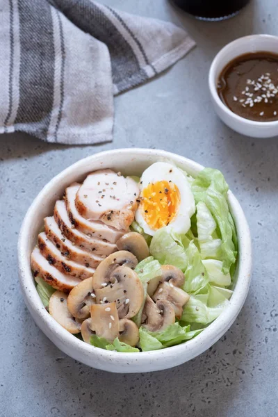 Salade de poulet aux légumes-feuilles, champignons et œufs — Photo