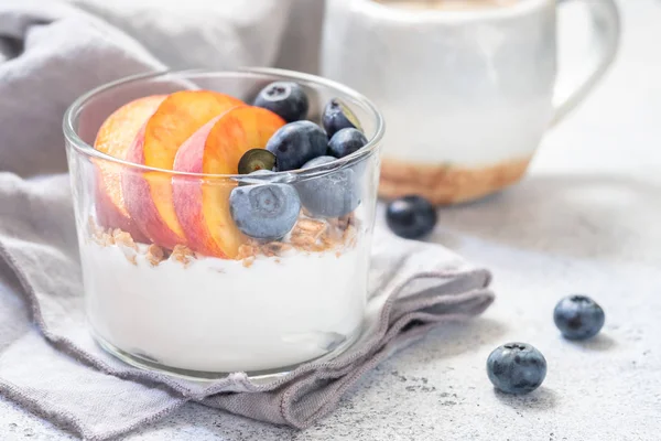 Müsli a jogurt s čerstvým ovocem — Stock fotografie