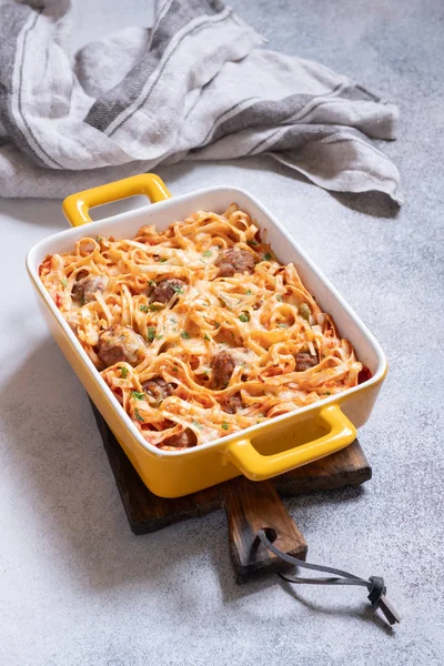 Linguine gebacken mit Frikadellen — Stockfoto