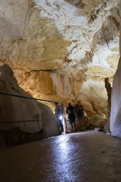 Jeskynní stalaktity, stalagmity a další formace v mramorové jeskyni, Krym — Stock fotografie