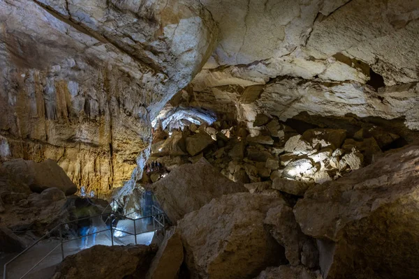 Cave stalactites, stalagmites, and other formations at Marble cave, Crimea — Stock Photo, Image