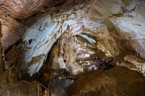 Jeskynní stalaktity, stalagmity a další formace v mramorové jeskyni, Krym — Stock fotografie