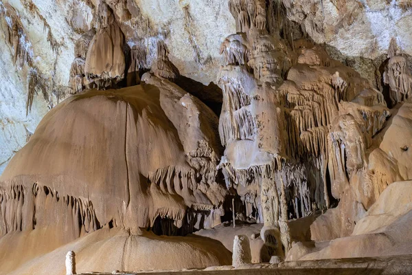 Jeskynní stalaktity, stalagmity a další formace v mramorové jeskyni, Krym — Stock fotografie