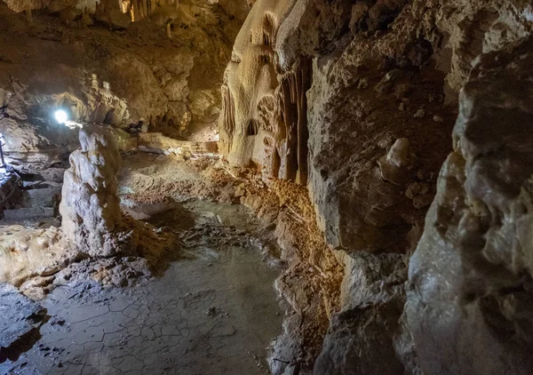 Σταλακτίτες σπηλαίων, σταλαγμίτες και άλλοι σχηματισμοί σε μαρμάρινο σπήλαιο, Κριμαία — Φωτογραφία Αρχείου