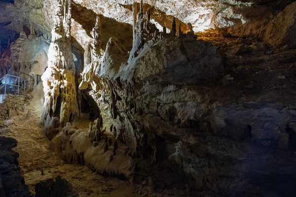 Jeskynní stalaktity, stalagmity a další formace v mramorové jeskyni, Krym — Stock fotografie