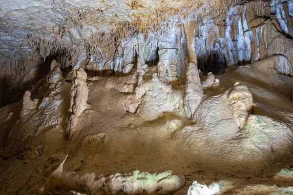 Caverne stalactites, stalagmites et autres formations à Marble cave, Crimée — Photo