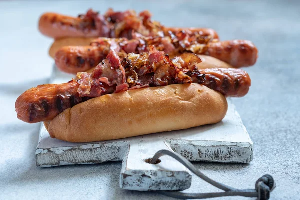 Hot Dog s žlutá hořčice, cibule, slanina — Stock fotografie