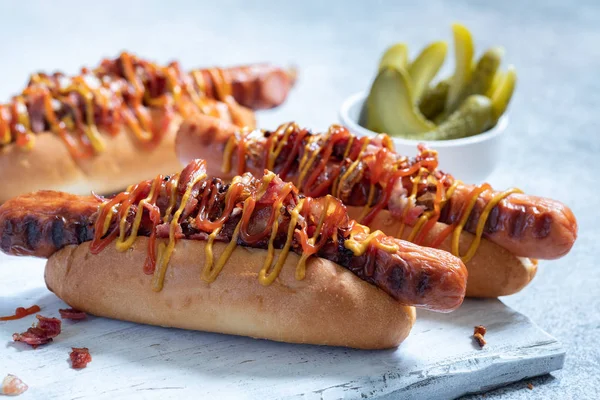 Cachorro quente com mostarda amarela, cebola, bacon — Fotografia de Stock