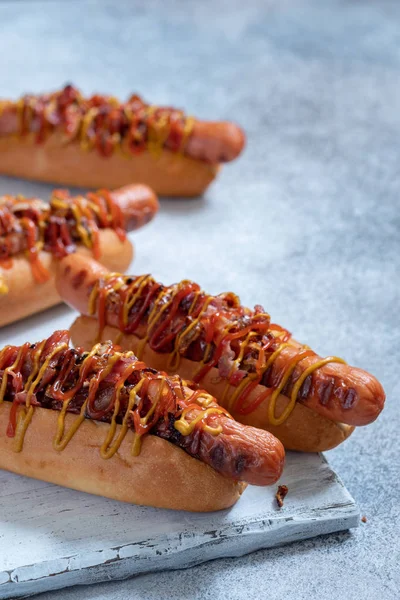 Perro caliente con mostaza amarilla, cebolla, tocino —  Fotos de Stock