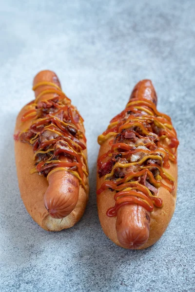Hot Dog met gele mosterd, ui, spek — Stockfoto