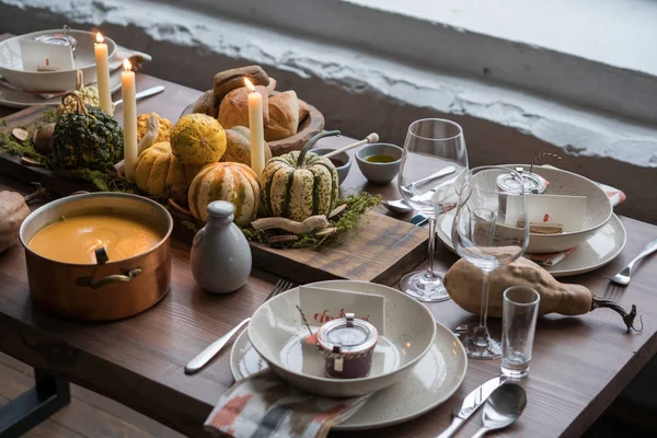 Herfst instelling van de tabel met pompoenen. Thanksgiving diner en herfst decoratie. — Stockfoto