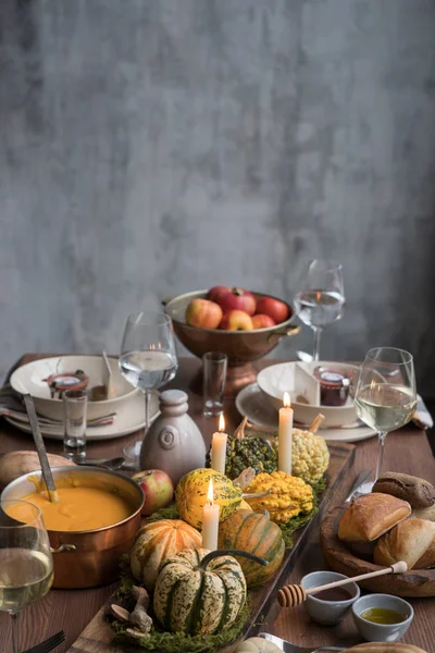 Cenário de mesa de outono com abóboras. Jantar de Ação de Graças e decoração de outono . — Fotografia de Stock