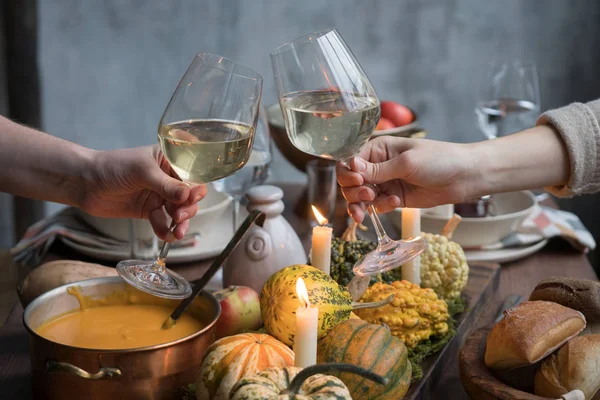 Mesa de otoño con calabazas. Cena de Acción de Gracias y decoración de otoño . —  Fotos de Stock