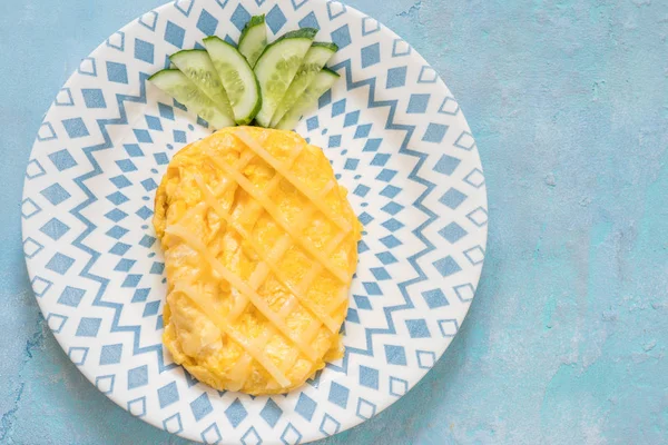 Смешной омлет на завтрак похож на ананас. — стоковое фото