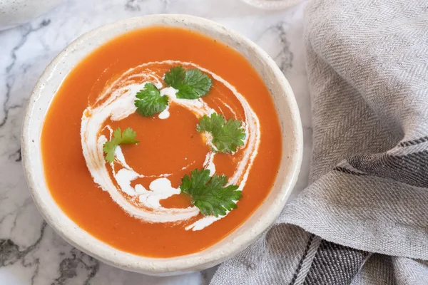 Crema fresca de sopa de tomate —  Fotos de Stock