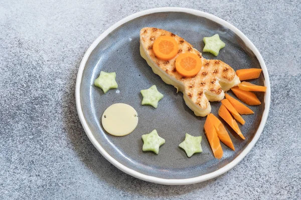 Funny sándwich de queso a la parrilla parecen cohete con estrellas —  Fotos de Stock