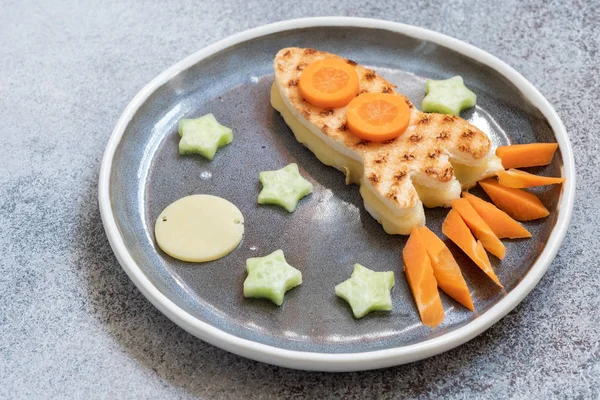 Lustiges gegrilltes Käsesandwich sieht aus wie Rucola mit Sternen — Stockfoto