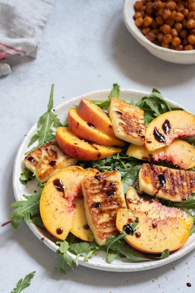 Green salad with grilled halloumi cheese and peaches — Stock Photo, Image