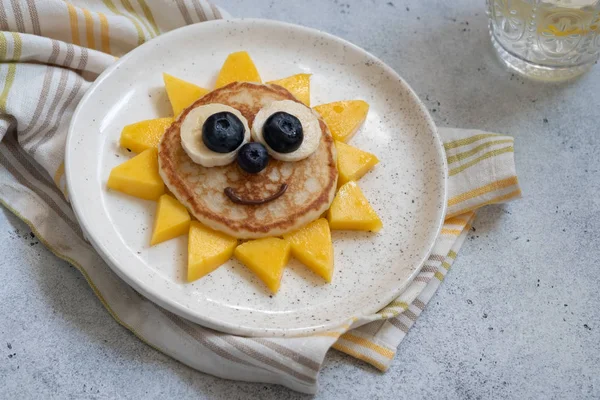 Panqueca de flor engraçada com bagas para crianças — Fotografia de Stock