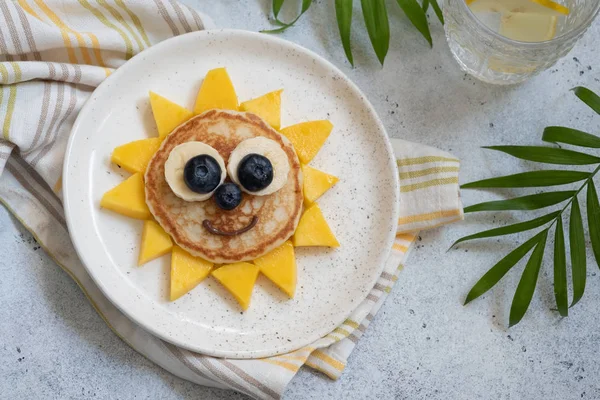 Funny Flower Pancake con bacche per bambini — Foto Stock