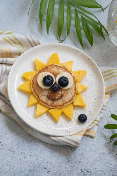 Funny Flower Pancake dengan buah untuk anak-anak — Stok Foto