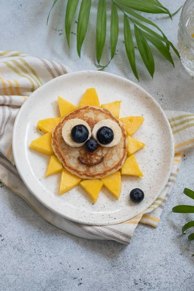 Lustige Blumen-Pfannkuchen mit Beeren für Kinder — Stockfoto